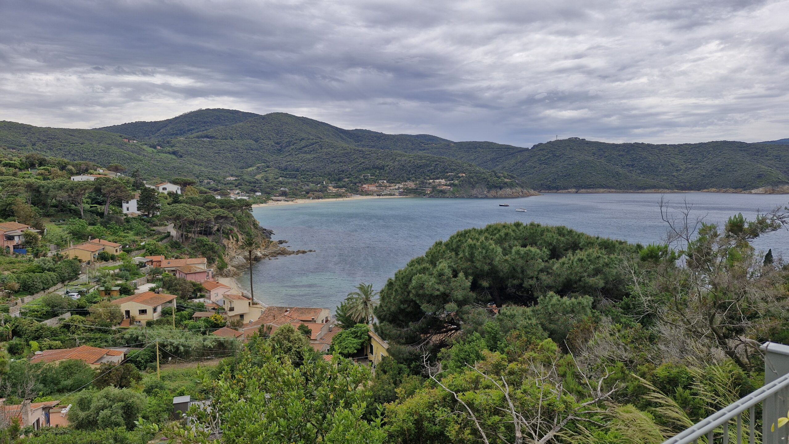 Paesaggio marino con spiagge e colline. Percorsi di trekking i migliori
