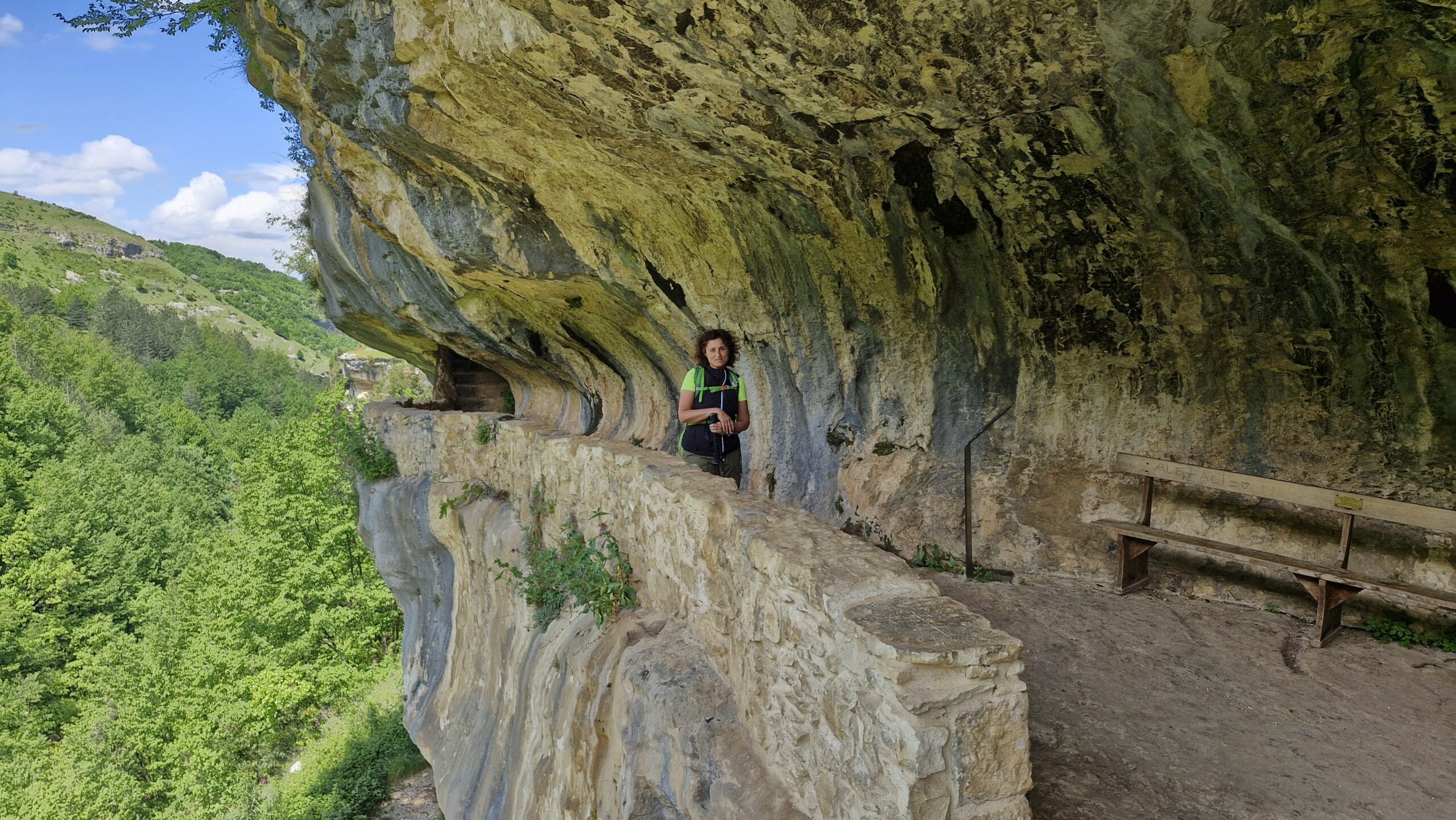 donna trekker in ambiente roccioso che è un eremo durante un'escursione per i migliori consigli di trekking