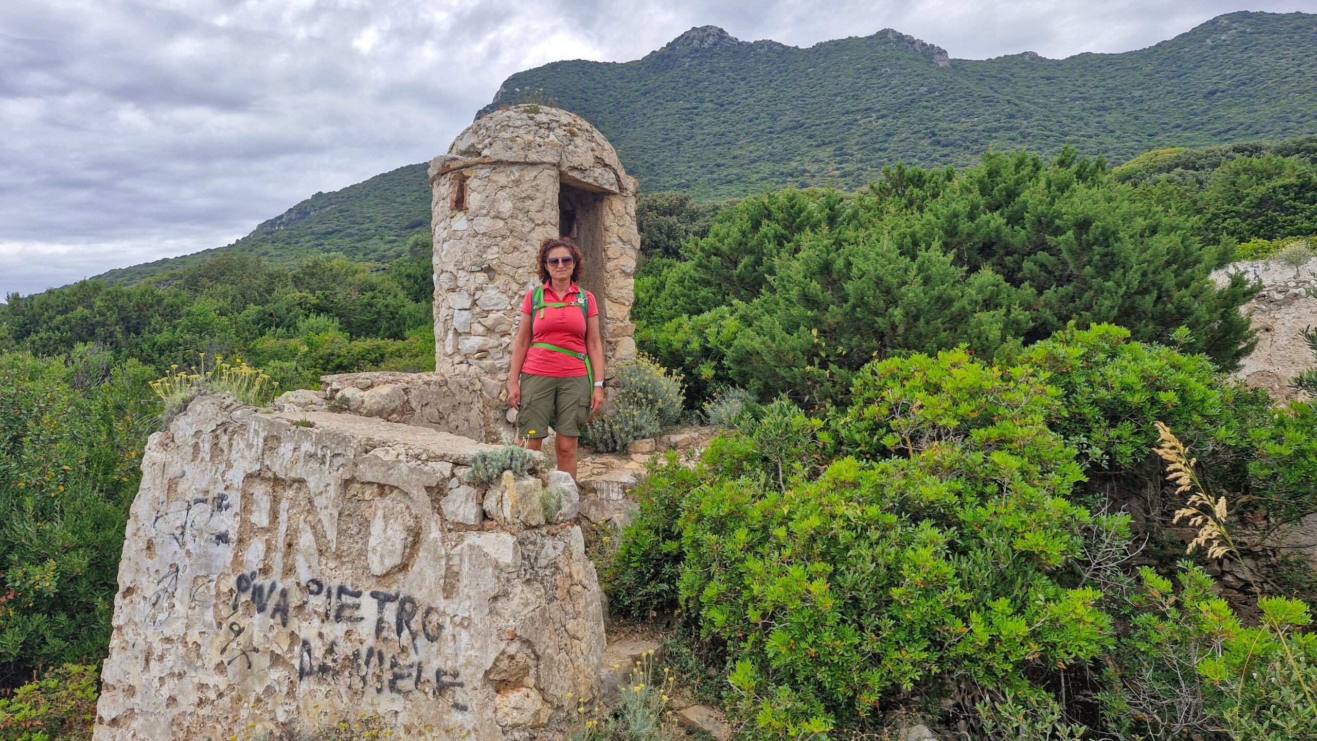 Una donna vestita da trekking in un ambiente naturale con vedetta. I migliori sentieri di trekking